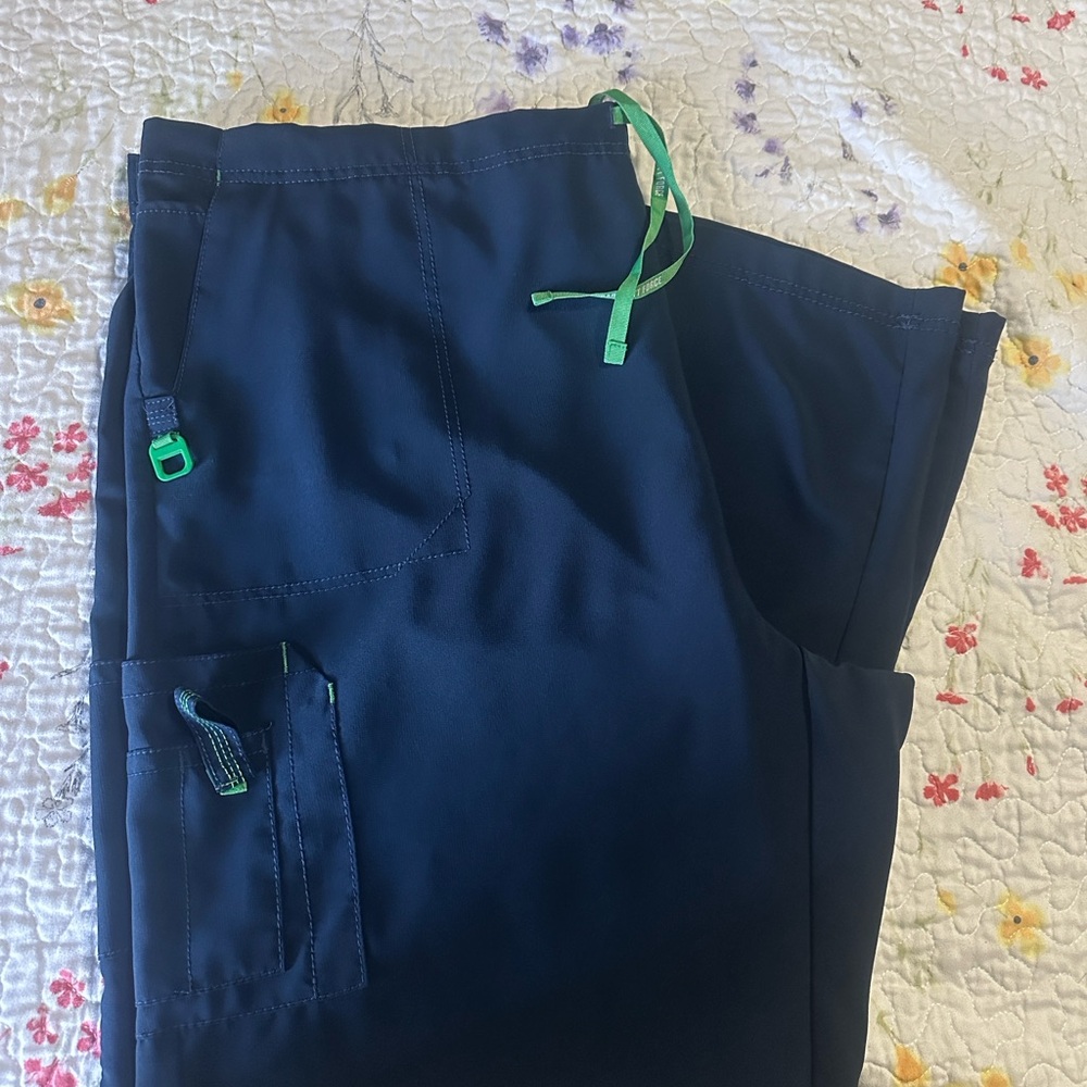 Women’s Carhartt
Cross-Flex Boot Cut Cargo scrub pants